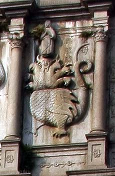 "A Santa Mãe calca a cabeça do dragão" detalhe da fachada das Ruínas de São Paulo