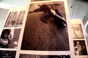 O casal Rong Rong & Inri expõem sequências suspensas de fotografias em preto e branco impressas em tecido