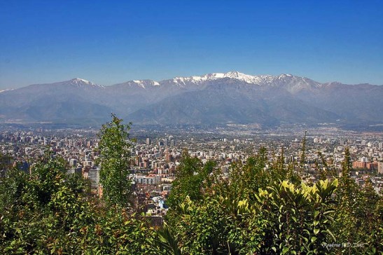Vista de Santiago do Chile com a Cordilheira dos Andes ao fundo com o cume coberto por neve