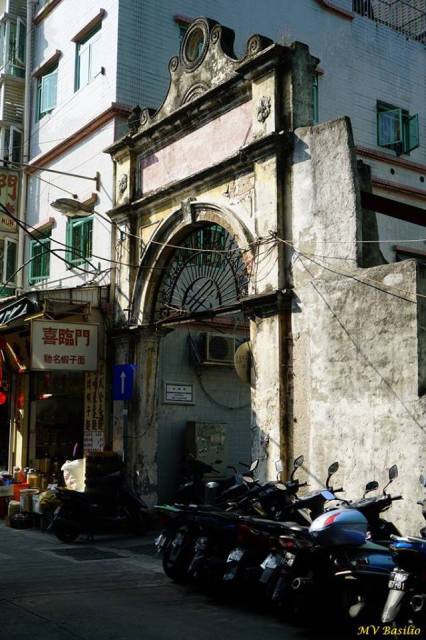 O pórtico que resta do antigo mercado público "Kông Yêk" (公益街市) . Foto M.V. Basílio