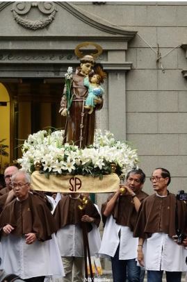 A imagem de Santo António, levada num andor pela Irmandade de S. António, de que muitos macaenses fazem parte. Foto M.V. Basílio